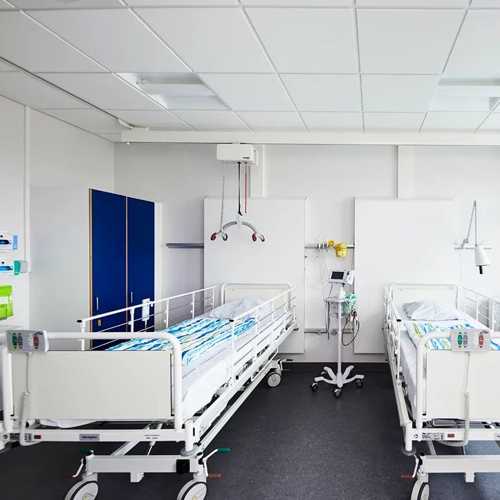 A ceiling hoist transfer with a carer